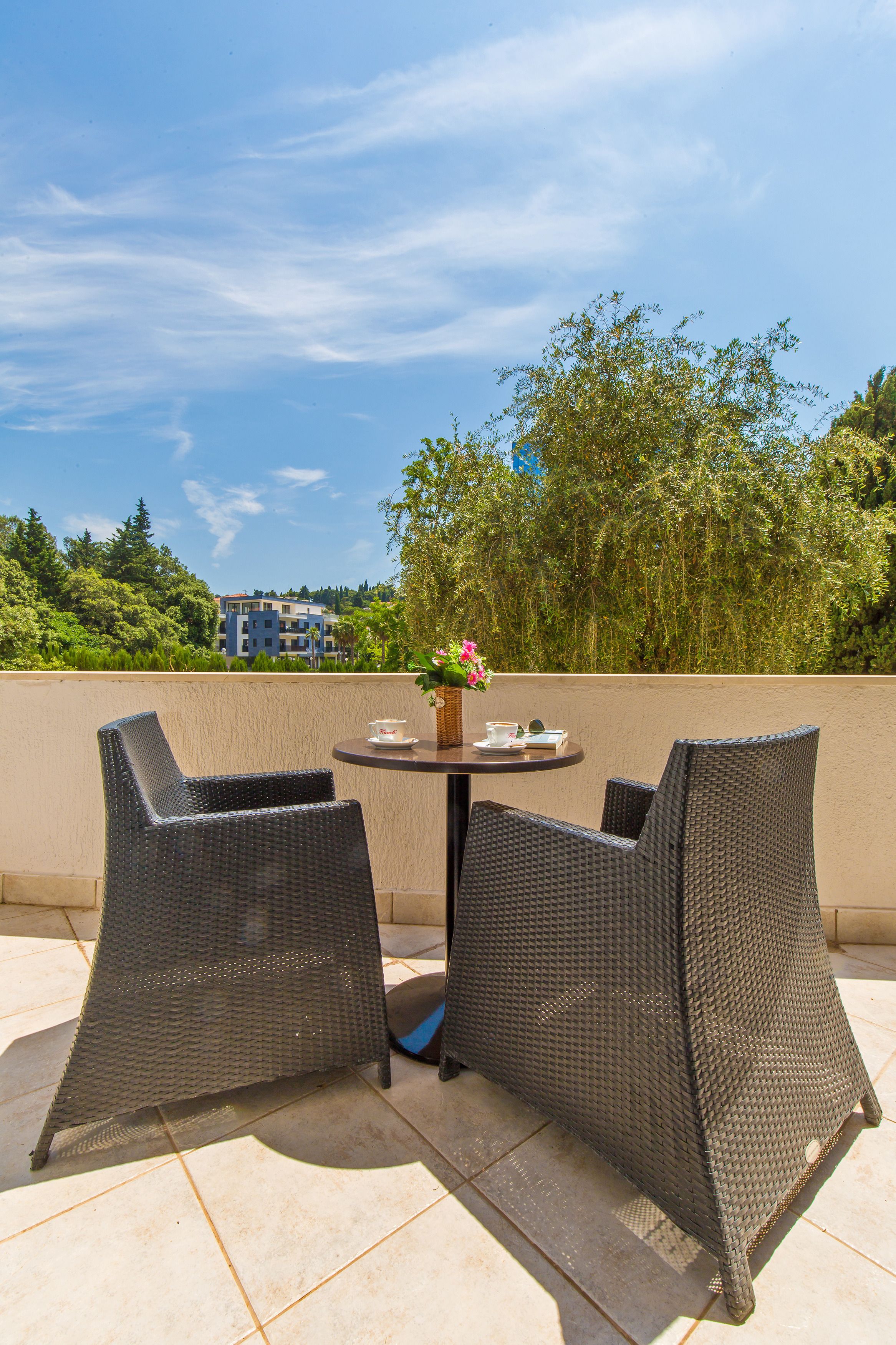 Apartamento luxo, 2 quartos, cozinha | Camas com colchões de espuma com sistema de memória, frigobar