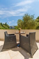 Apartamento luxo, 2 quartos, cozinha | Camas com colchões de espuma com sistema de memória, frigobar