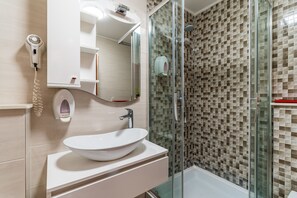 Ducha, artículos de tocador gratuitos, secador de pelo, toallas