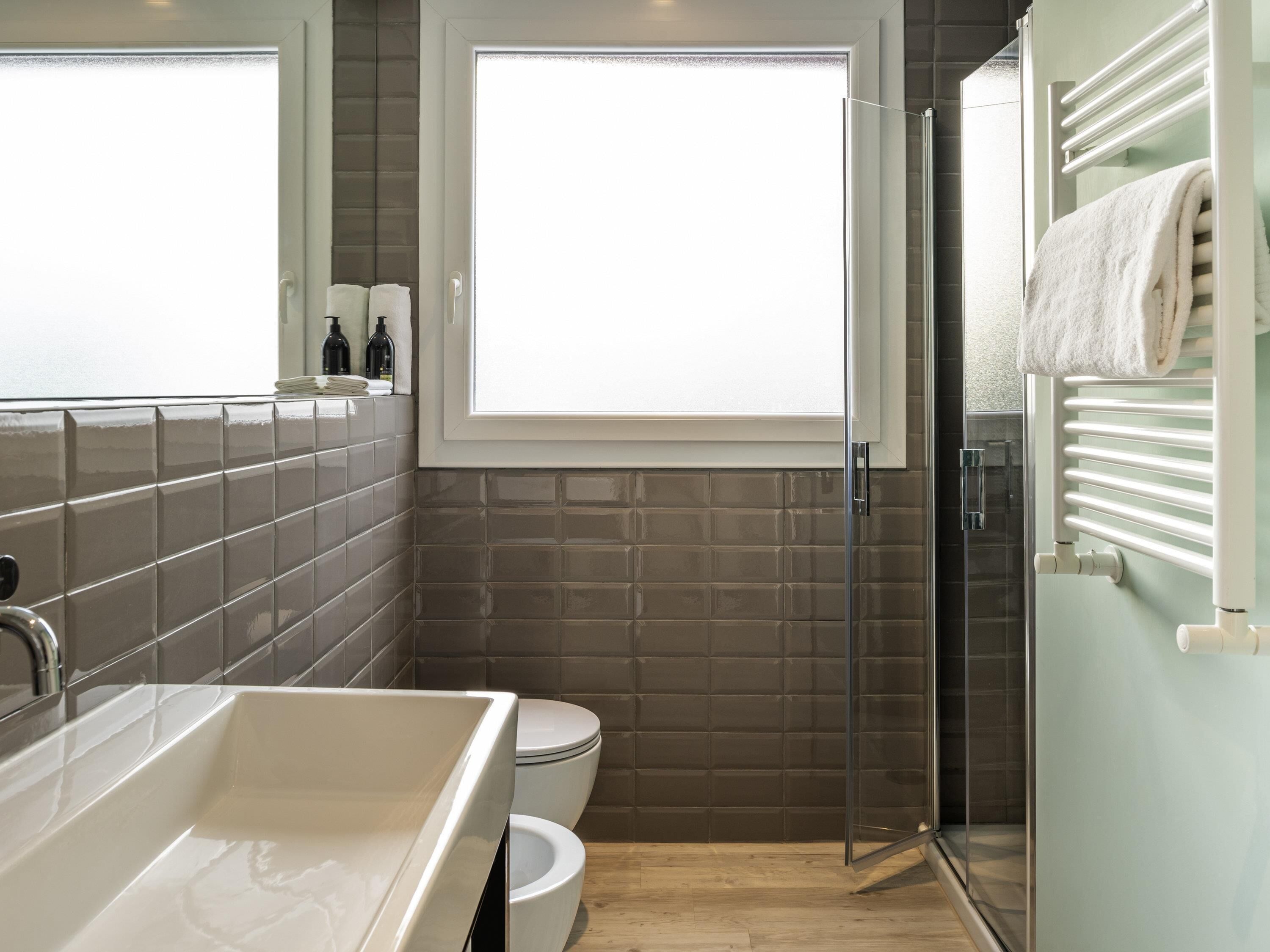 خزنة داخل الغرفة ومكتب وتجهيزات عازلة للصوت ومكواة/لوح كي