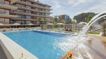 Seasonal outdoor pool, lifeguards on site