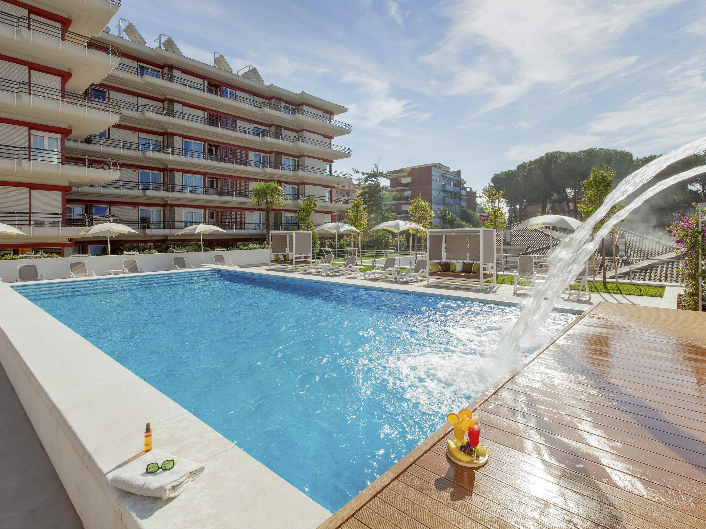 Seasonal outdoor pool, lifeguards on site