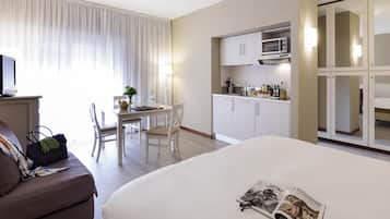 Appartamento, 1 camera da letto | Una cassaforte in camera, una scrivania, insonorizzazione