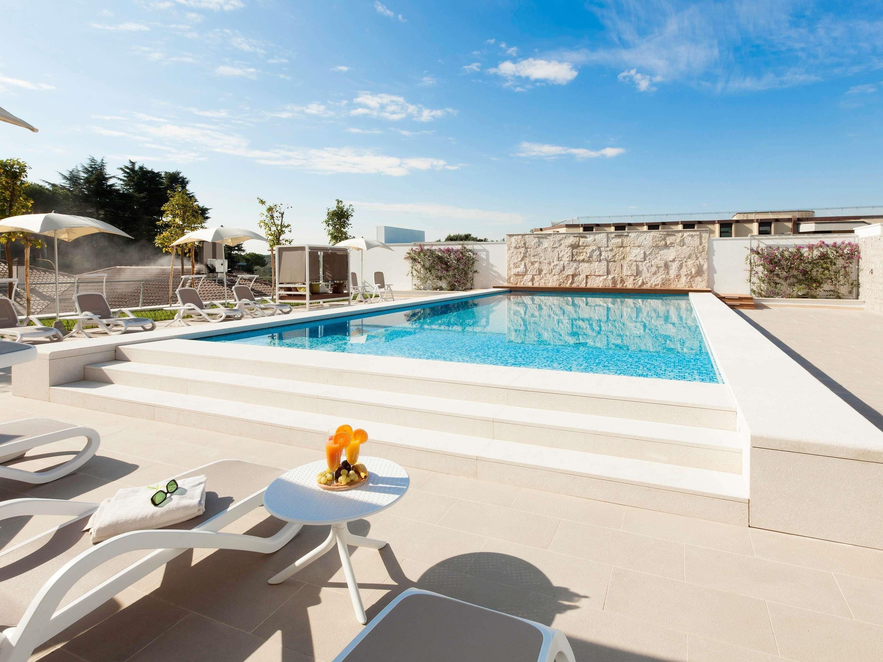 Piscine extérieure (ouverte en saison), maîtres-nageurs sur place