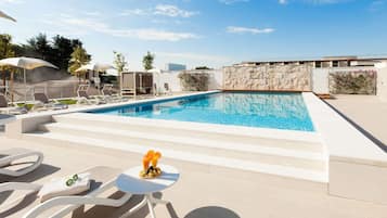 Seasonal outdoor pool, lifeguards on site