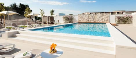 Piscine extérieure (ouverte en saison), maîtres-nageurs sur place