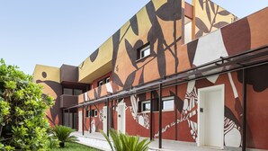 Un bâtiment moderne doté d’une conception extérieure originale, caractérisée par des motifs géométriques et un mélange de couleurs.