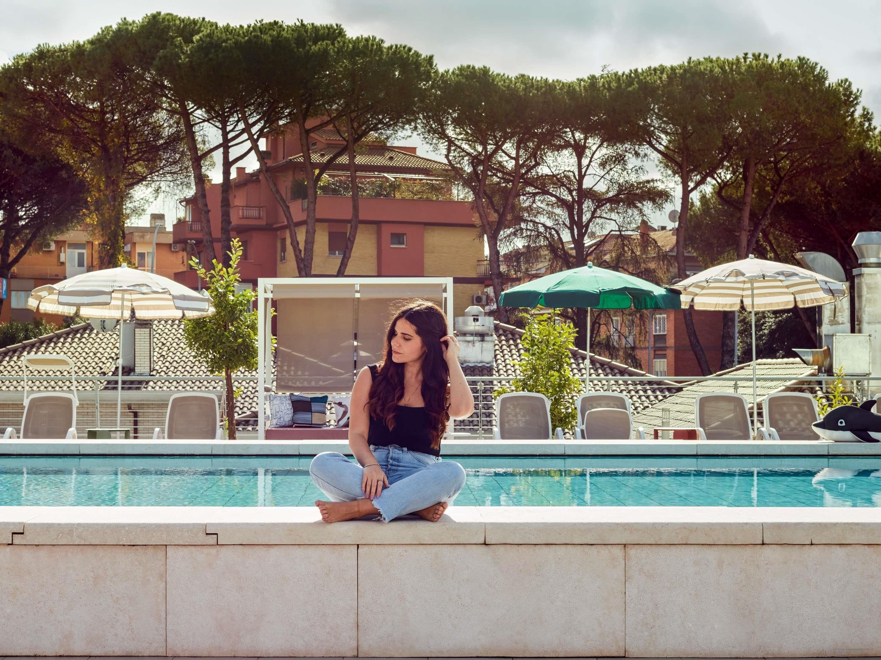 Una piscina al aire libre de temporada, socorrista en las instalaciones