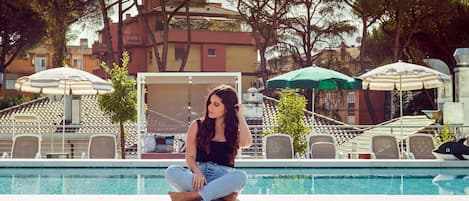 Seasonal outdoor pool, lifeguards on site