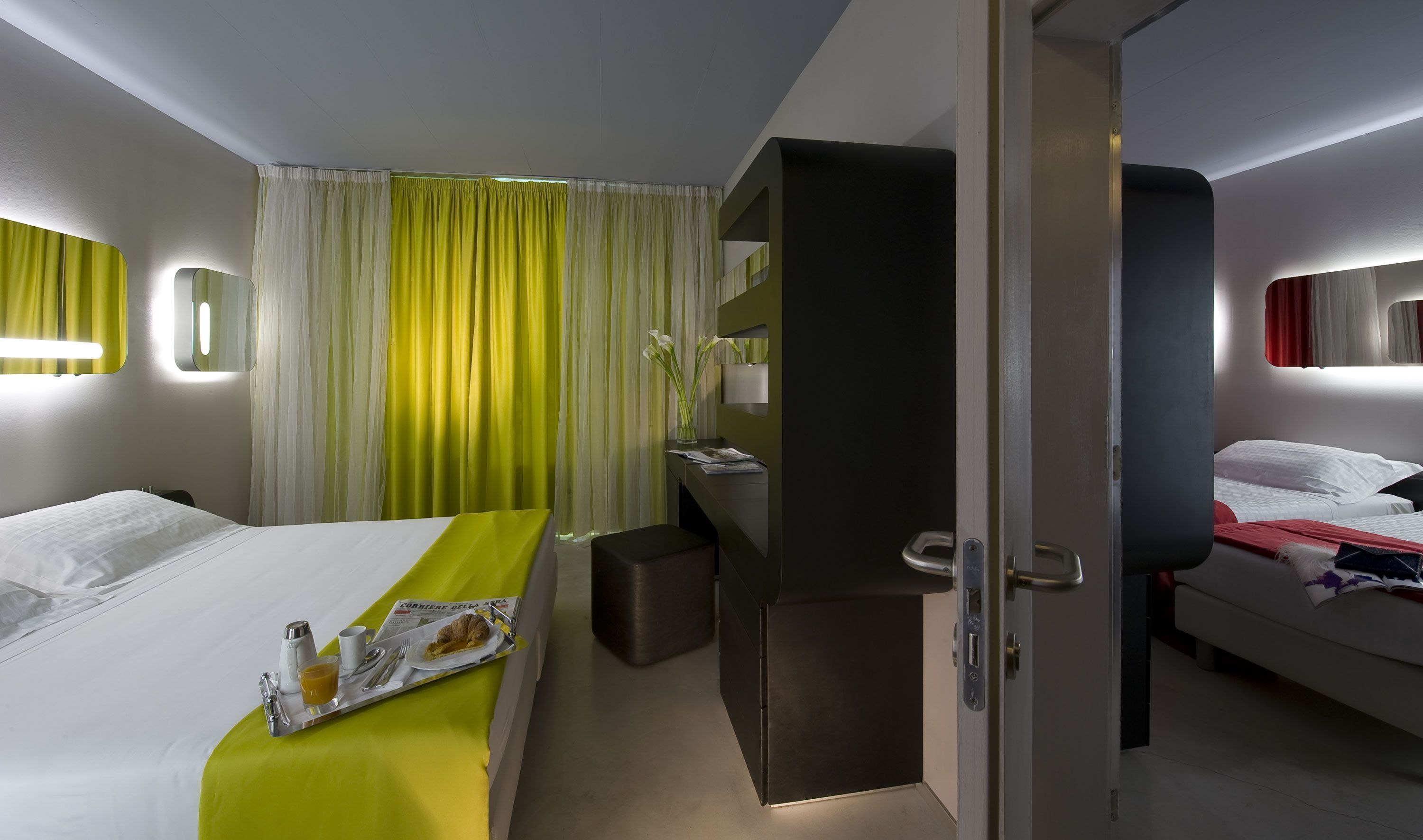 Cubrecamas, minibar, caja de seguridad en la habitación y escritorio 