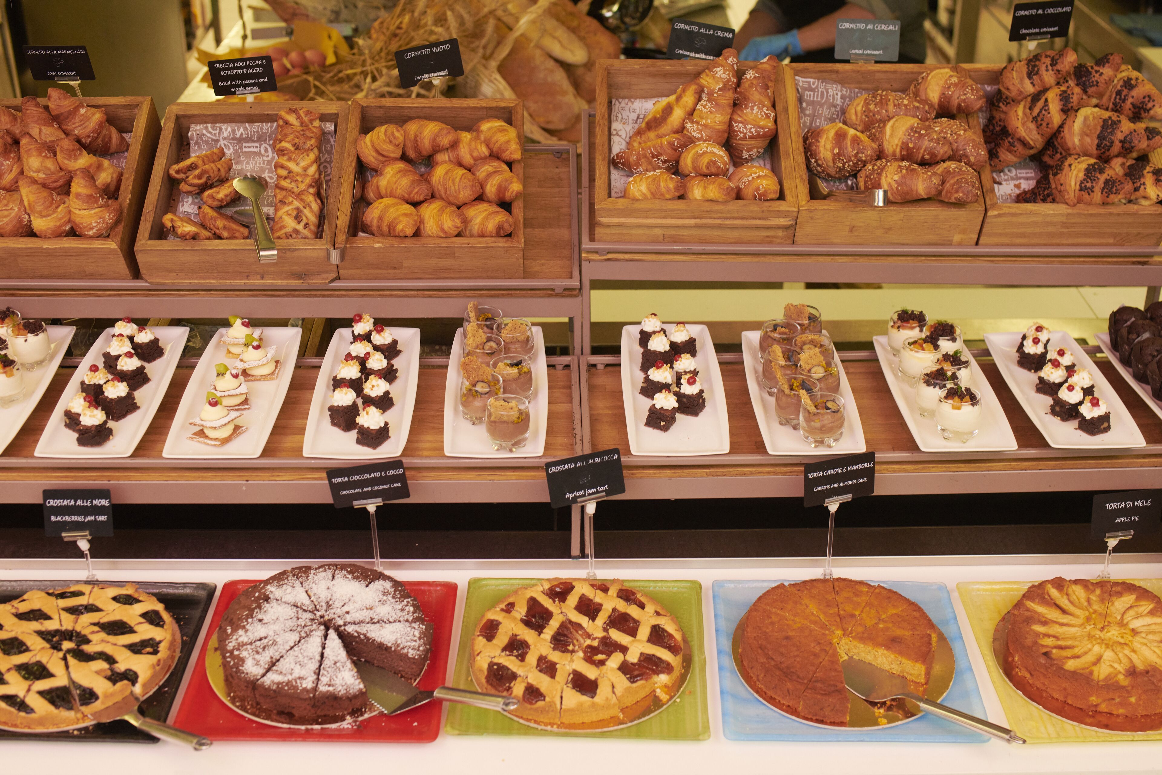 Une vitrine de boulangerie présentant diverses pâtisseries et desserts.