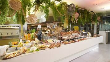 Colazione a buffet, servita tutte le mattine (16 EUR a persona)