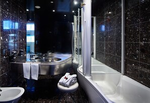 Junior Suite | Salle de bain | Articles de toilette (gratuits), séchoir à cheveux, bidet