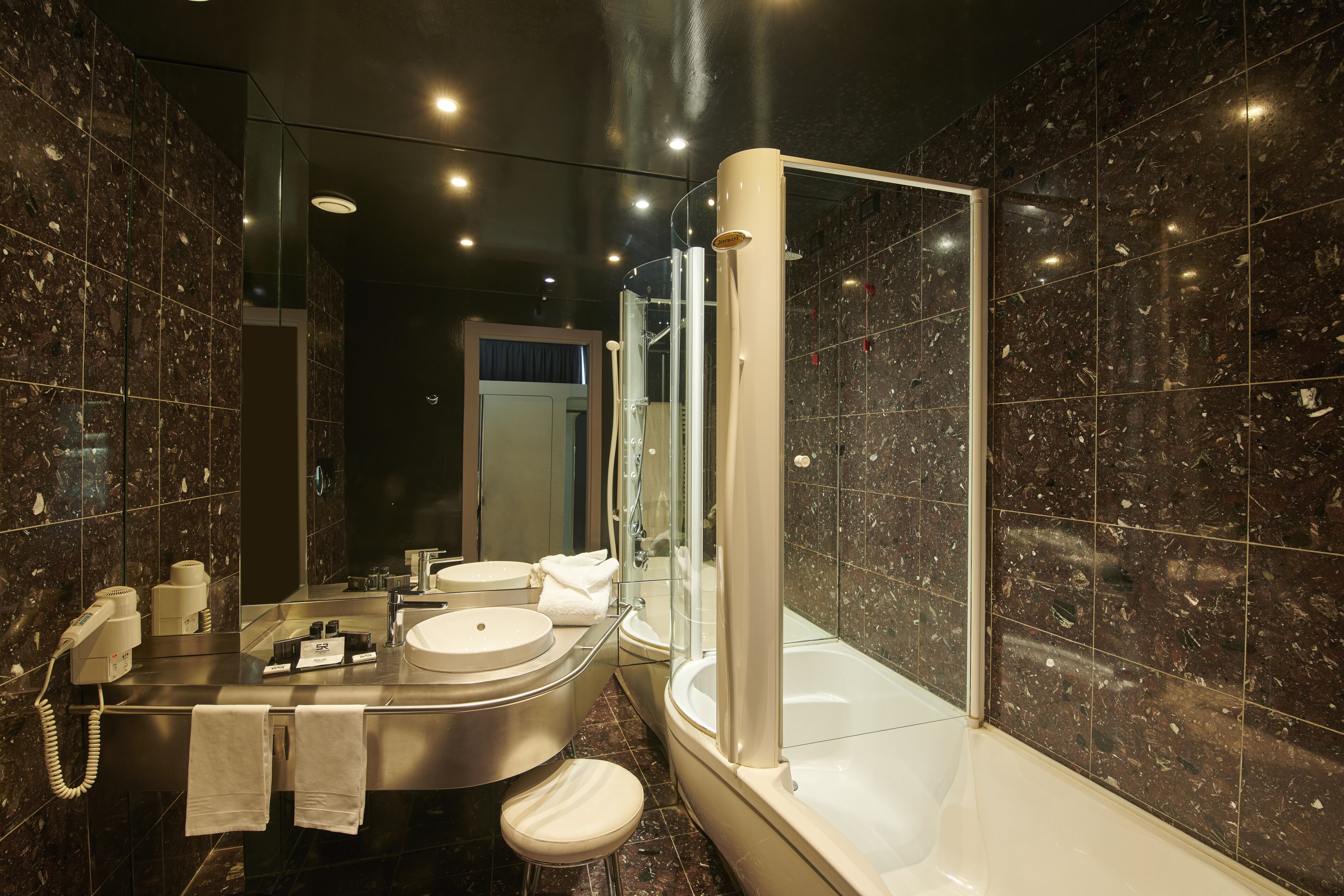 junior suite | bathroom | free toiletries, hair dryer, bidet, towels