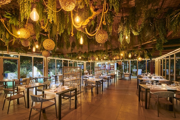 Se sirven desayunos, almuerzos y cenas; con vista al jardín