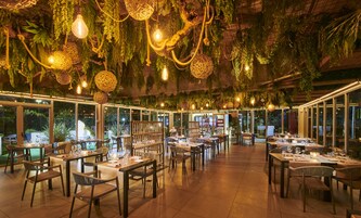 Se sirven desayunos, almuerzos y cenas; con vista al jardín