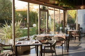Breakfast, lunch, dinner served; garden views  - Hotel San Ranieri (Pisa)