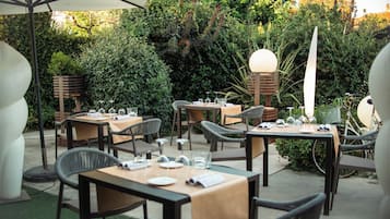 供應早餐、午餐、晚餐;園景