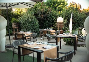 Breakfast, lunch, dinner served; garden views  - Hotel San Ranieri (Pisa)