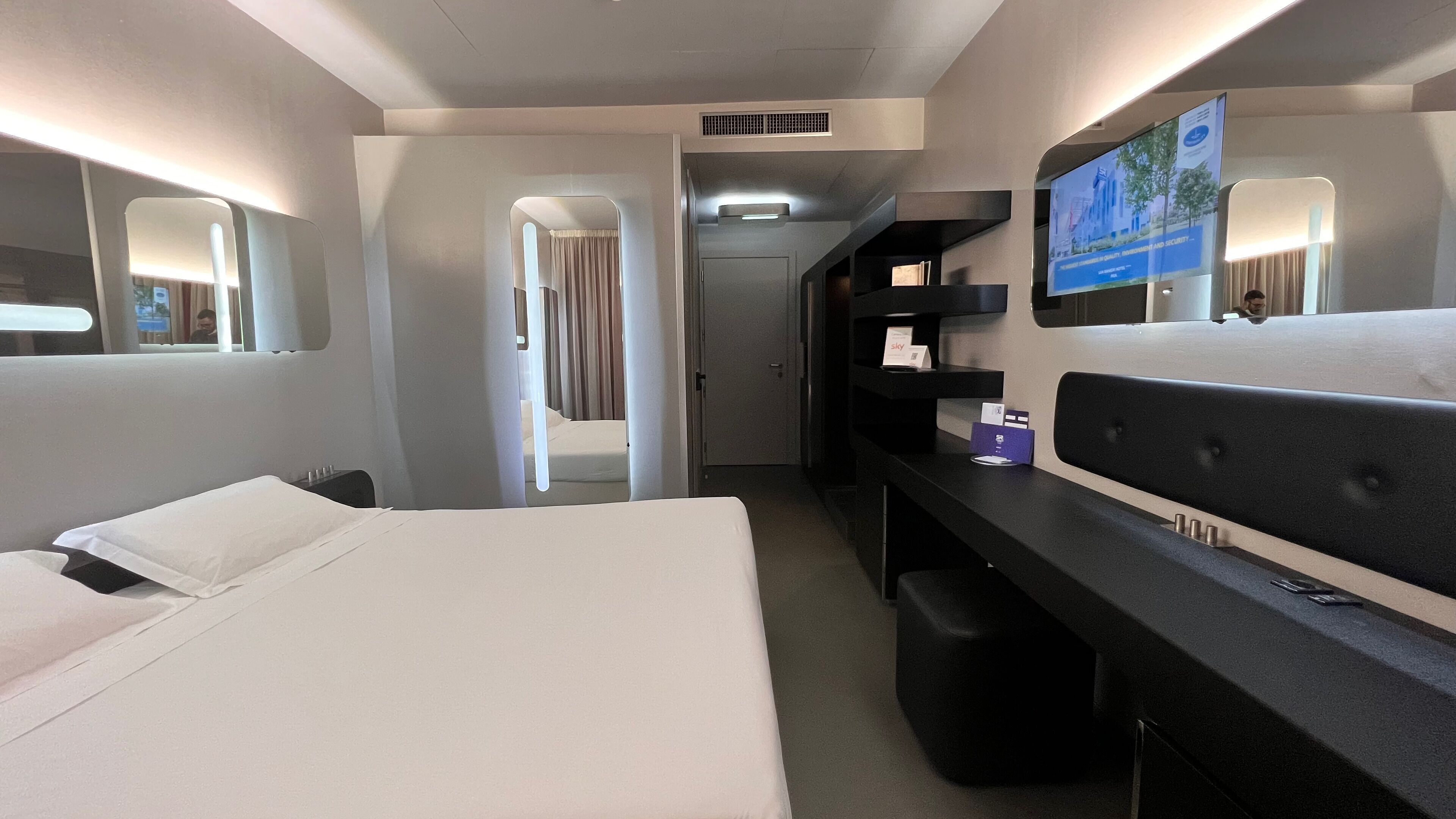 Cubrecamas, minibar, caja de seguridad en la habitación y escritorio 