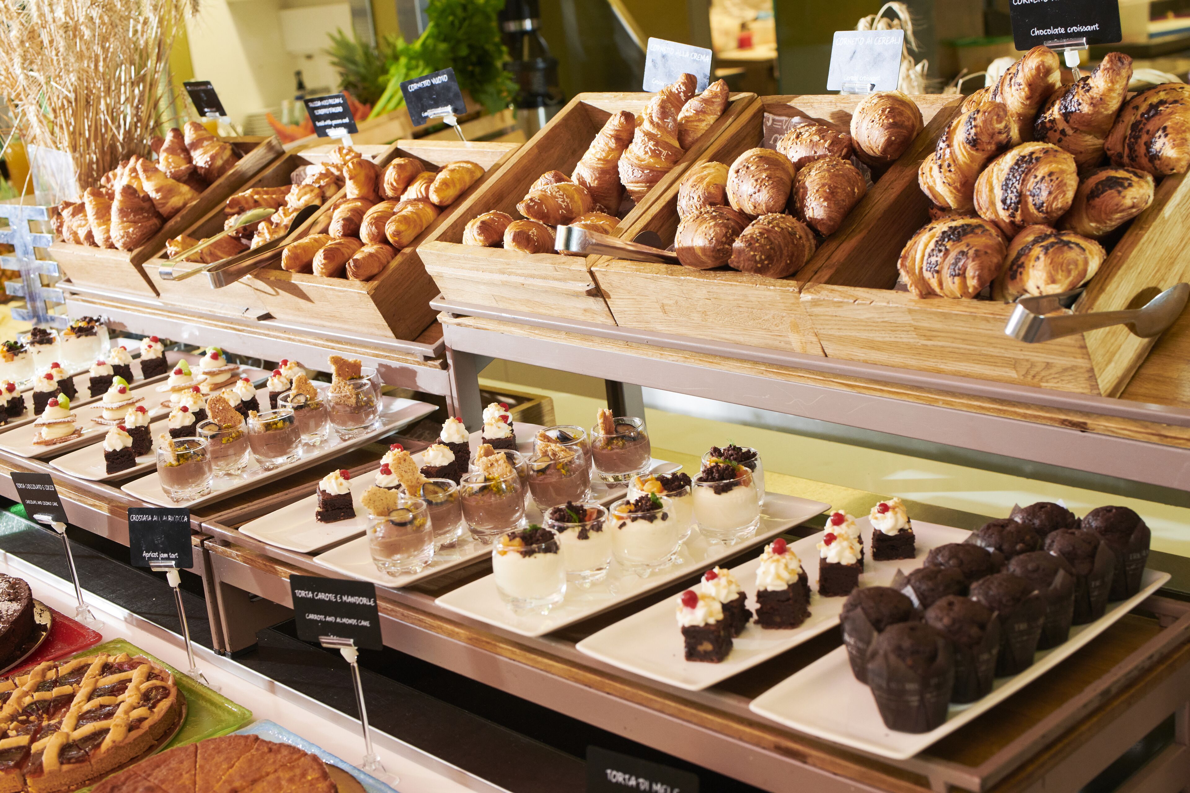 Vitrine de pastelaria com diversos doces e sobremesas.