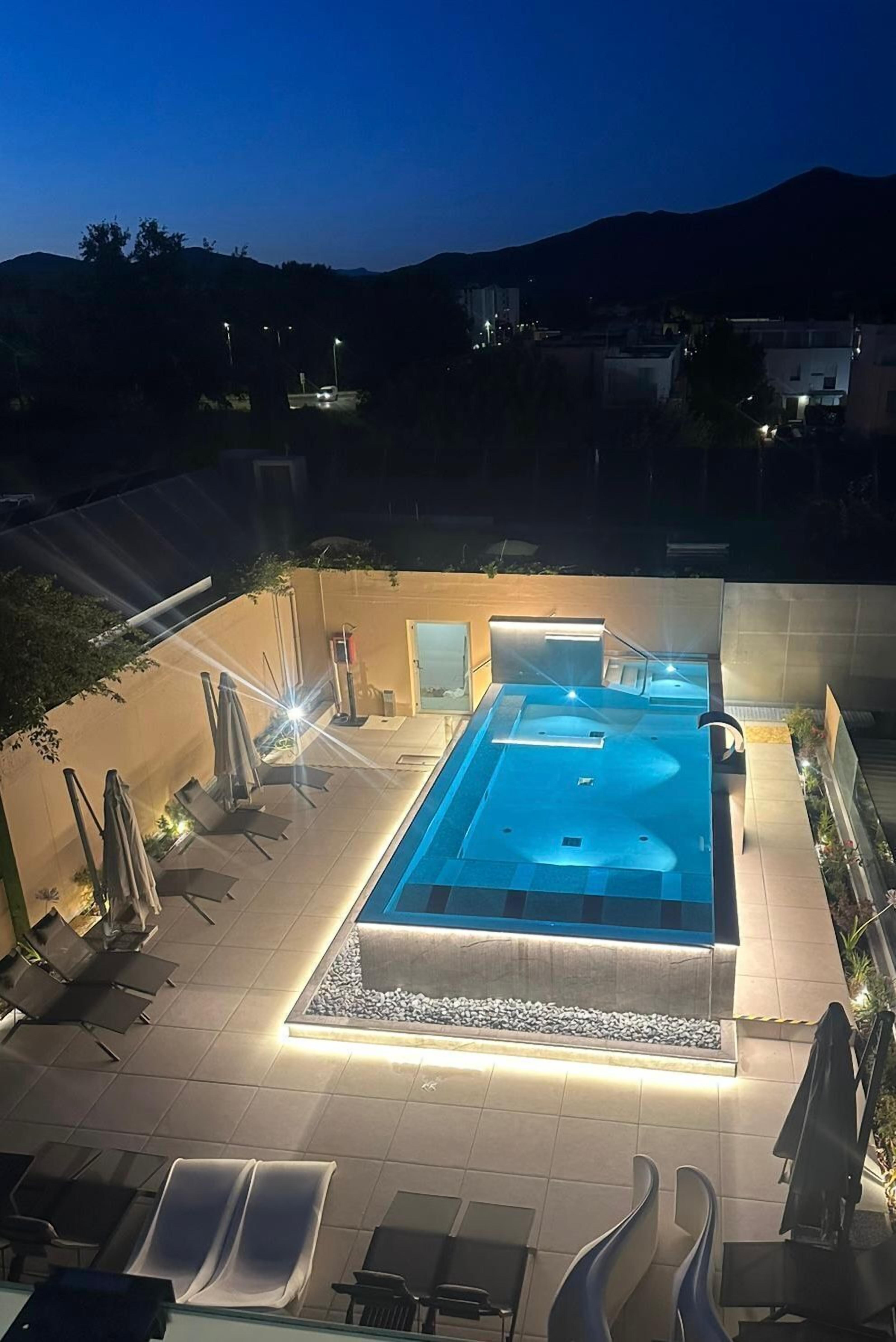 seasonal outdoor pool, pool cabanas (surcharge), pool umbrellas