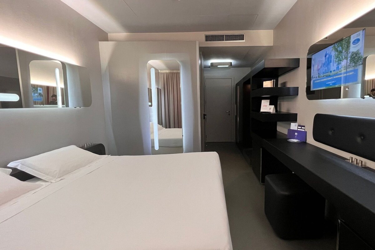 Cubrecamas, minibar, caja de seguridad en la habitación y escritorio 
