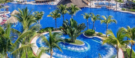 3 piscines extérieures, chaises longues