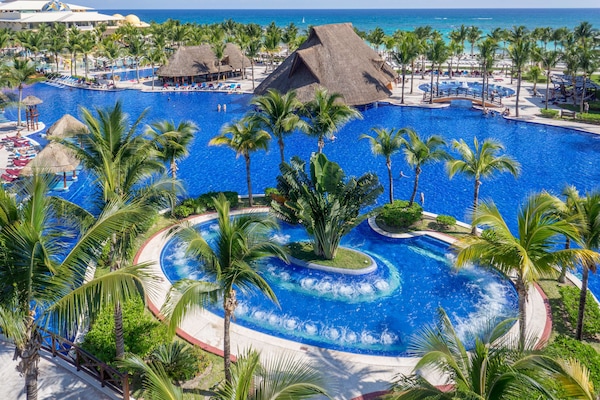 3 outdoor pools, sun loungers