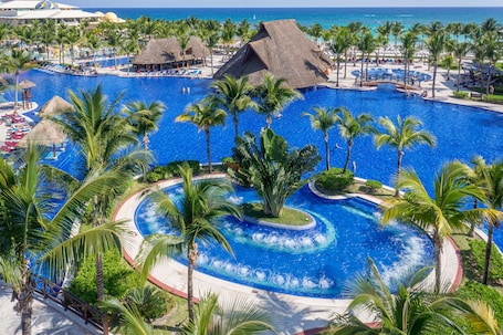 3 outdoor pools, sun loungers