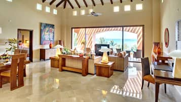 Artículos del minibar gratis y caja de seguridad en la habitación