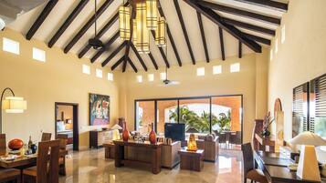 Suite presidencial, frente al mar (Premium Level) | Minibar con artículos gratuitos, caja fuerte, escritorio