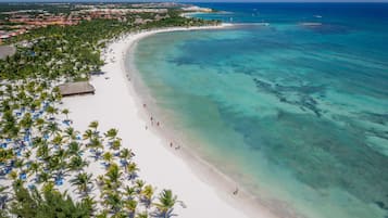 Plage privée, sable blanc, serviettes de plage, plongée sous-marine