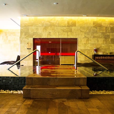 Sauna, steam room, Turkish bath, body treatments, deep-tissue massages