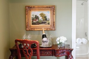 Superior Room, 1 King Bed - Riverbend Inn and Vineyard (Niagara-on-the-Lake)