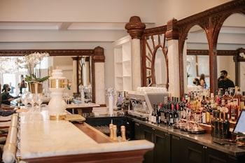 Serves breakfast, lunch, and dinner at Riverbend Inn and Vineyard