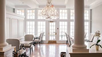 Petit déjeuner et déjeuner servis sur place, spécialités Cuisine locale