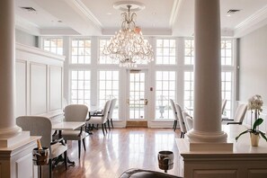 供应早餐、午餐和晚餐，地方菜