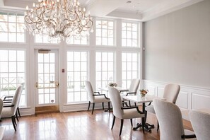 Déjeuner, dîner et souper servis sur place; cuisine locale 