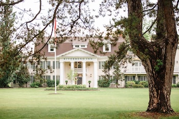 Hotel exterior and entrance at Riverbend Inn and Vineyard