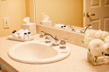 Combined shower/tub, free toiletries, hair dryer, bathrobes at Riverbend Inn and Vineyard