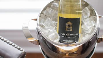 Uma garrafa de Riesling 2018 num balde de gelo de metal.