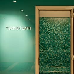 Un sauna, una bañera de hidromasaje, tratamientos corporales