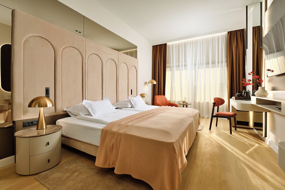 Habitación Deluxe con 1 cama doble o 2 individuales | Ropa de cama hipoalergénica, minibar, caja fuerte y escritorio