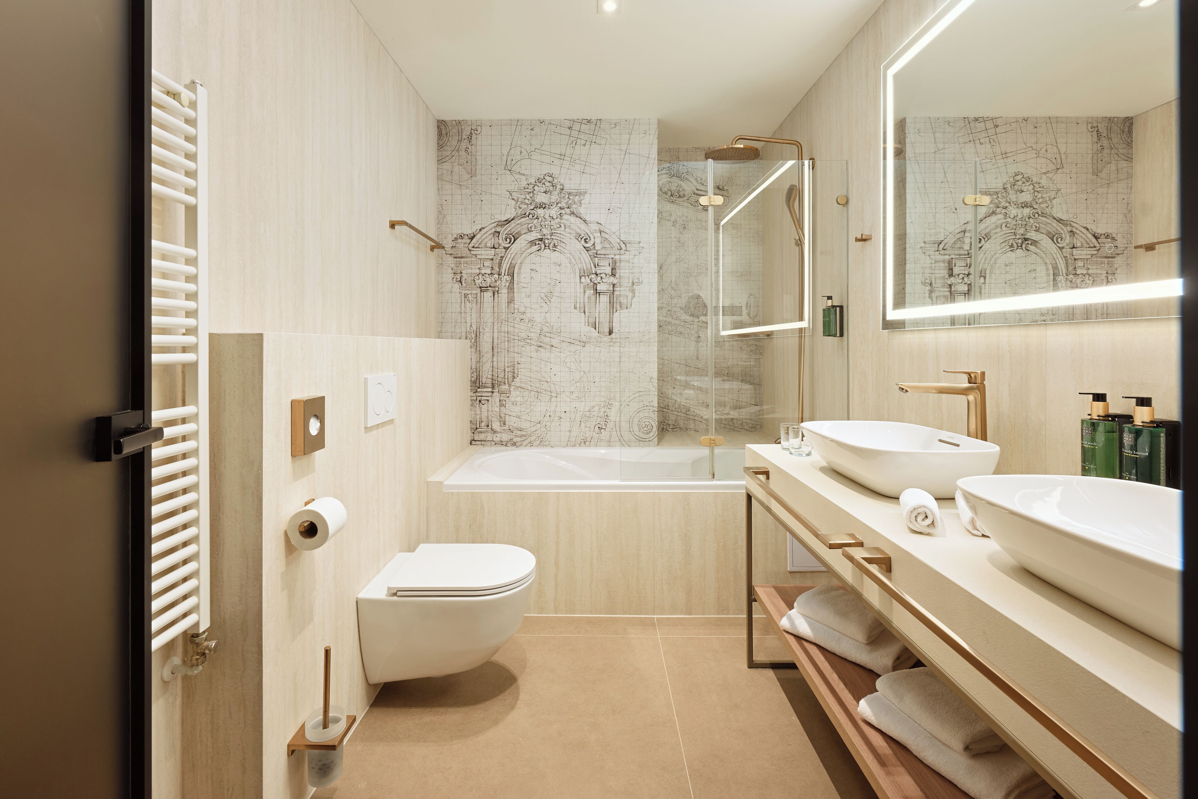 Ein modernes Badezimmer mit Toilette, Waschbecken und Badewanne.