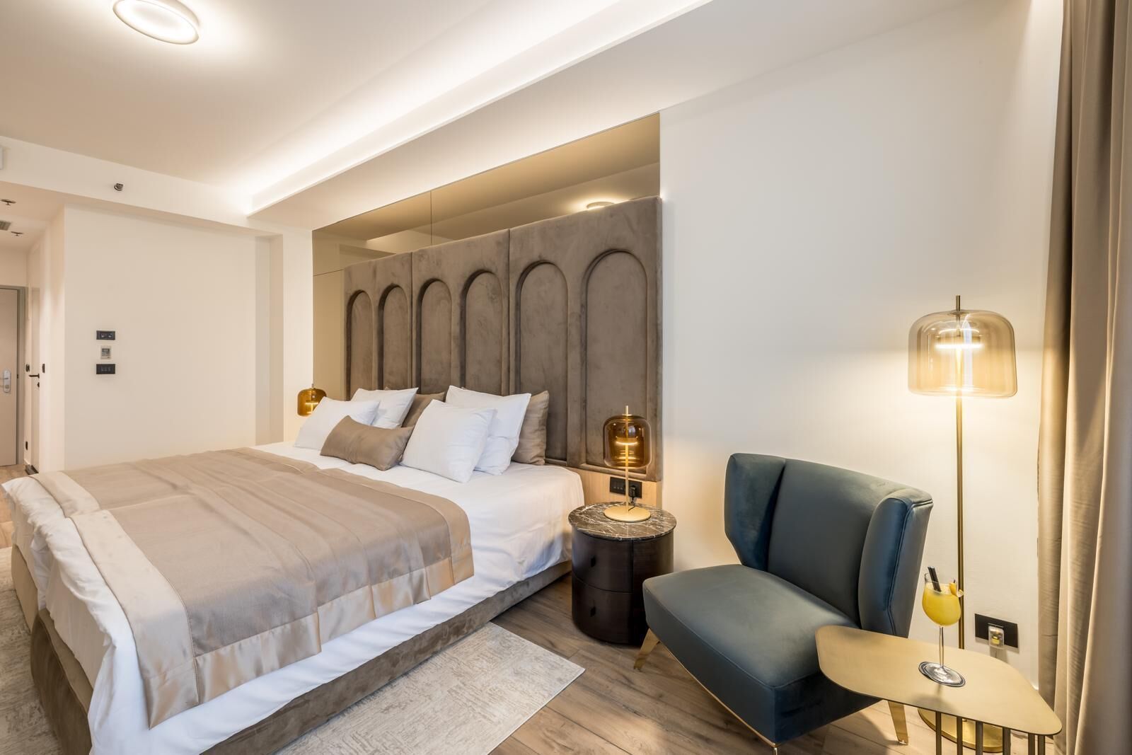 Literie hypoallergénique, minibar, coffres-forts dans les chambres