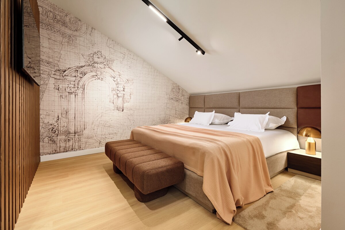 Suite de lujo | Ropa de cama hipoalergénica, minibar, caja fuerte y escritorio