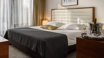 Luxury Suite | Hypo-allergenic bedding, minibar, in-room safe, desk