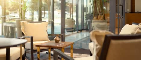 Coin salon dans le hall