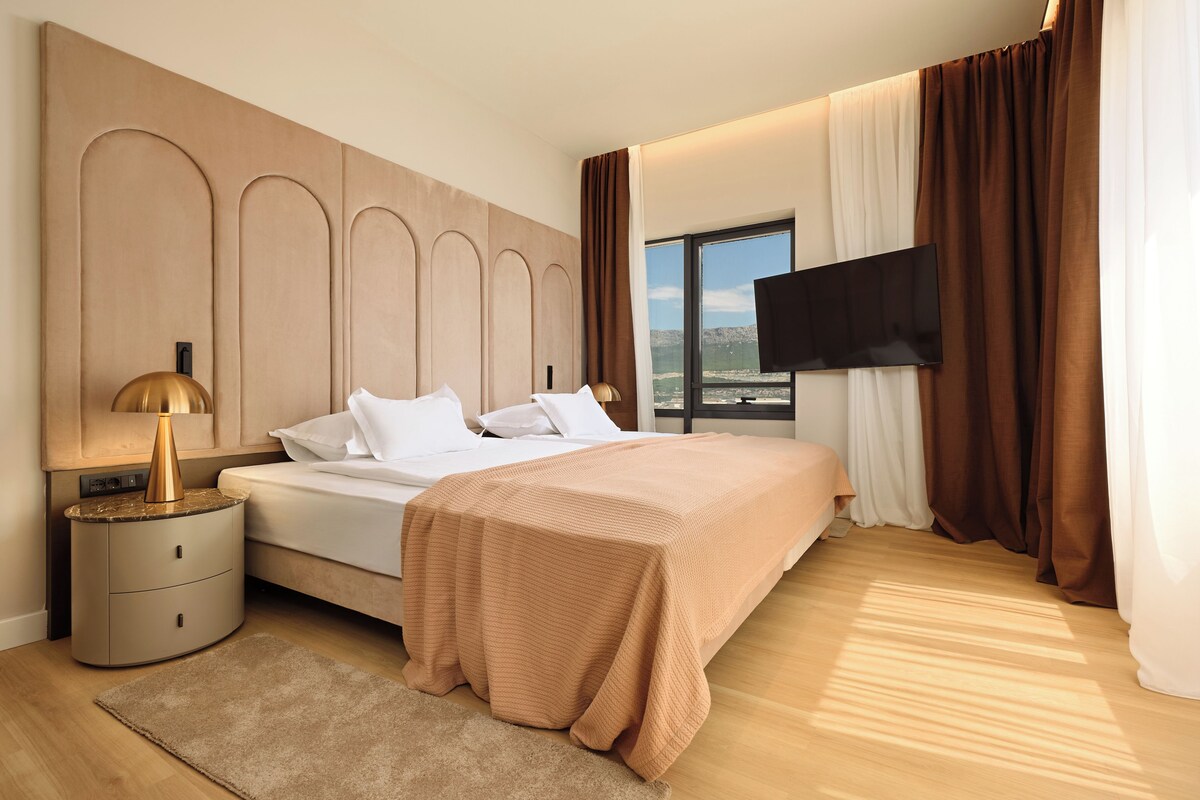 Suite junior | Ropa de cama hipoalergénica, minibar, caja fuerte y escritorio